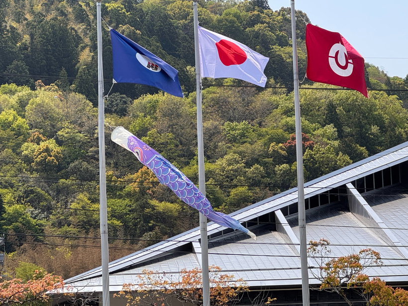 なびく旗とこいのぼり